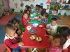 Trẻ đang ăn cơm trưa