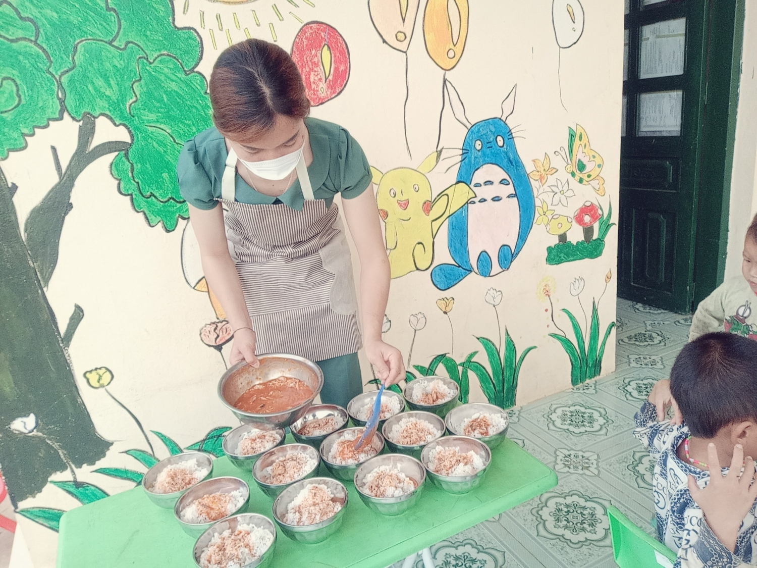 Tổ chức bữa ăn trưa cho trẻ lớp nhà trẻ bản Huổi Sông