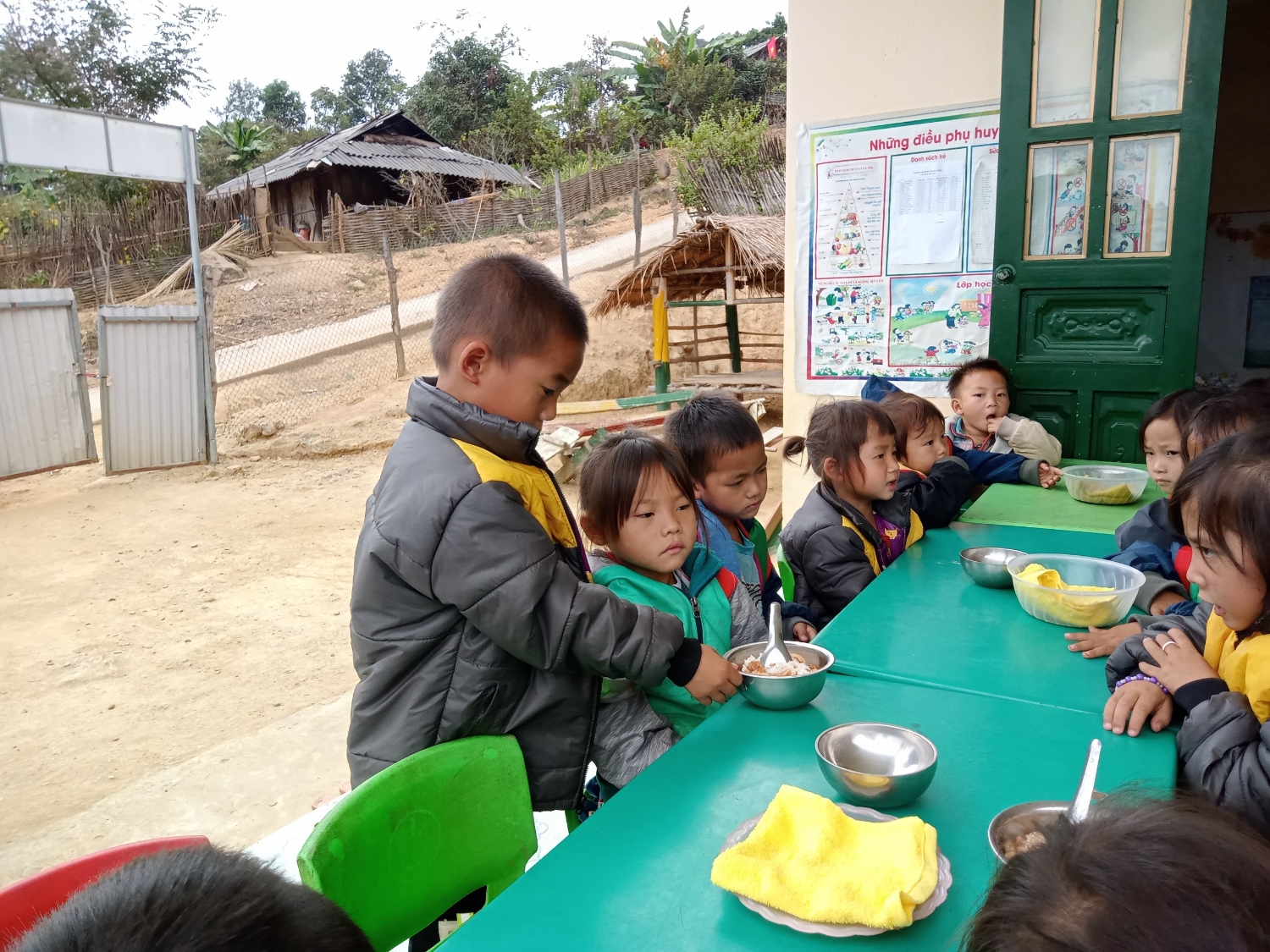 Tổ chức hoạt độn ăn trưa tại bản Huổi Sông- xã Háng Lìa- Huyện Điện Biên Đông