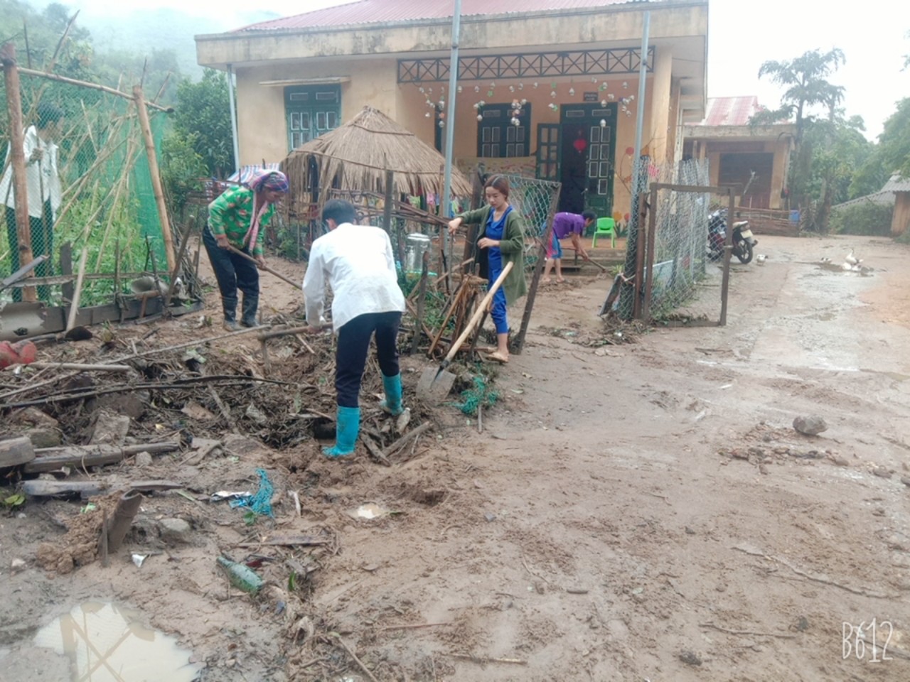 Tích cực lao động khắc phục hậu quả sau trận mưa lớp MGG Huổi Va A